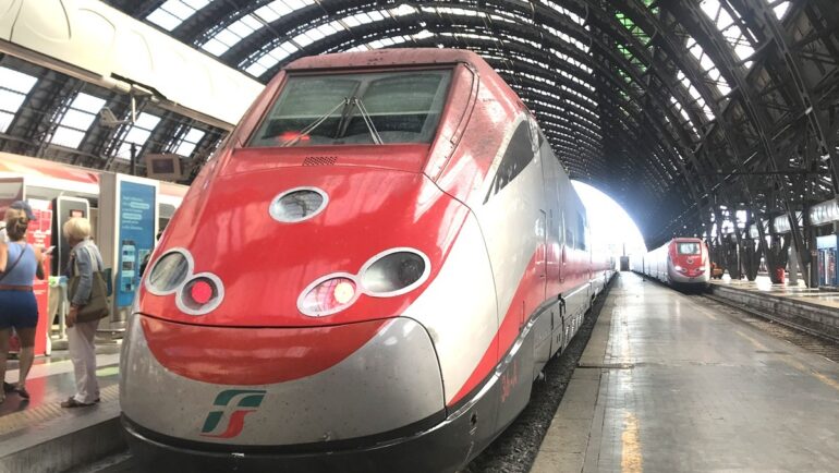 Tàu khách tốc độ cao ở châu Âu. Ảnh: Anh Duy