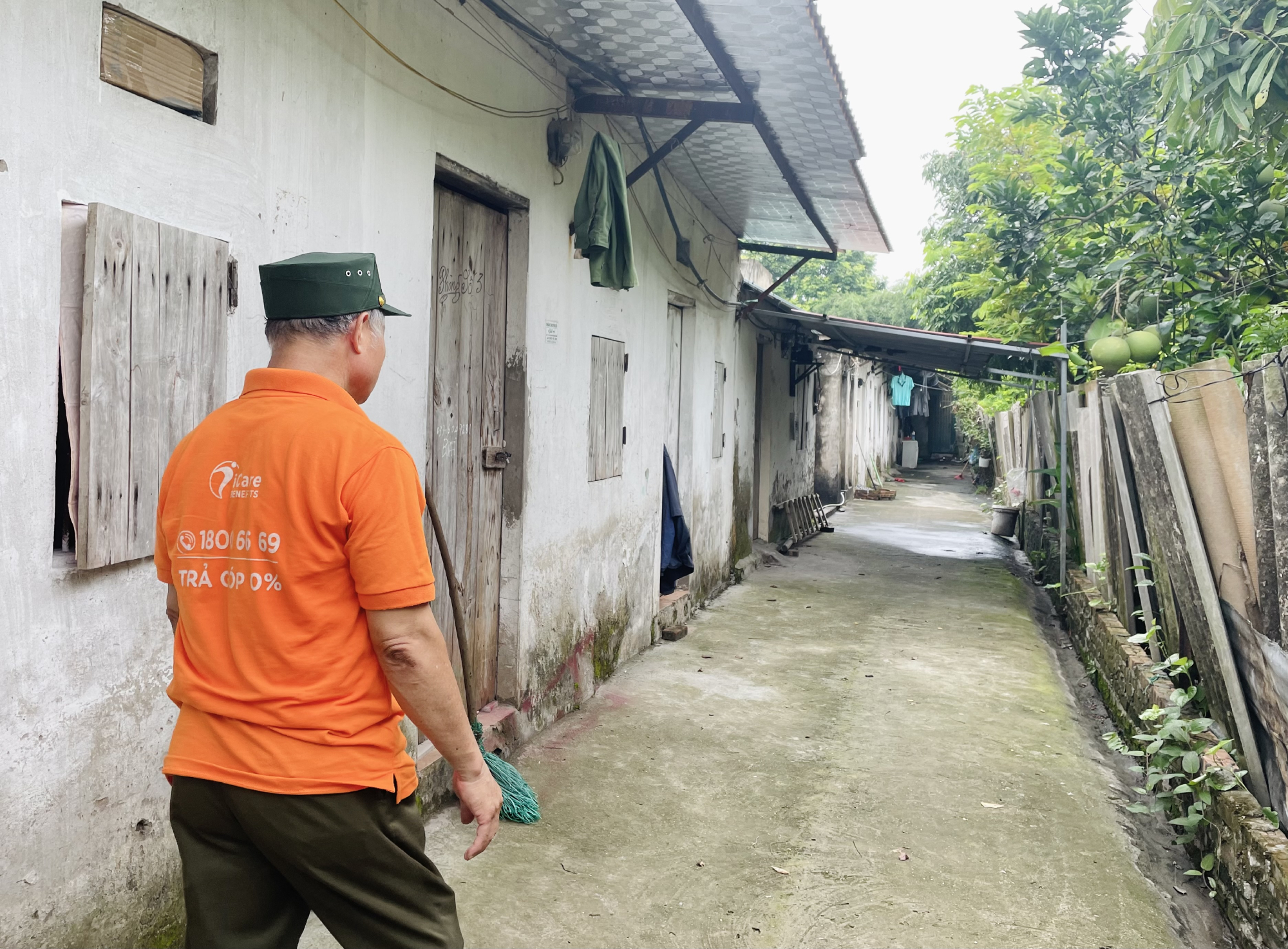 Giá 300.000 đồng/phòng nhưng lâu nay chỉ có hai hộ đã ở lâu năm thuê nhà của ông Sỹ ở thôn Bầu (Kim Chung, Đông Anh). Ảnh: Phan Dương