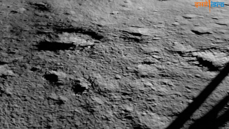 Ảnh chụp một phần bãi đáp của trạm đổ bộ Vikram trên Mặt Trăng. Ảnh: ISRO