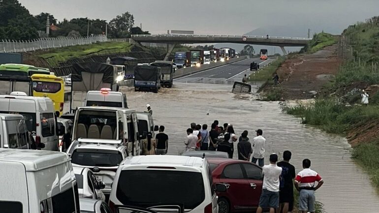 Nước ngập cao tốc đoạn qua xã Sông Phan, huyện Hàm Tân, sáng 29/7. Ảnh:Phạm Tư