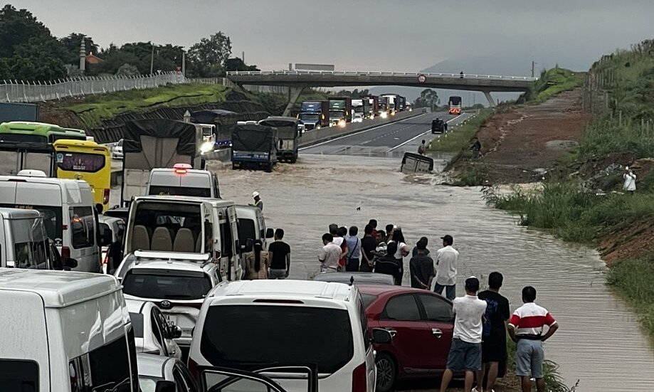 Nước ngập cao tốc đoạn qua xã Sông Phan, huyện Hàm Tân, sáng 29/7. Ảnh:Phạm Tư