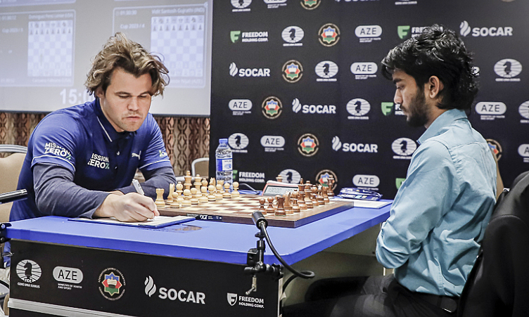 Carlsen (trái) trong ván đấu với Gukesh tại tứ kết World Cup cờ vua ở Baku, Azerbaijan ngày 16/8/2023. Ảnh: FIDE