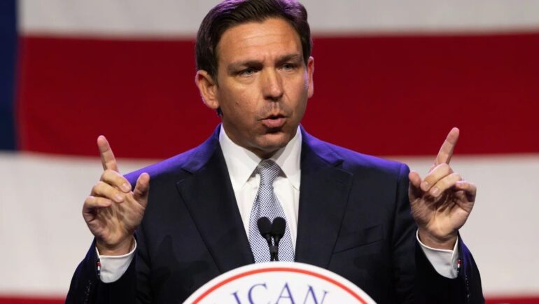 Ron DeSantis phát biểu tại sự kiện của đảng Cộng hòa ở Des Moines, bang Iowa hôm 28/7. Ảnh: Washington Post