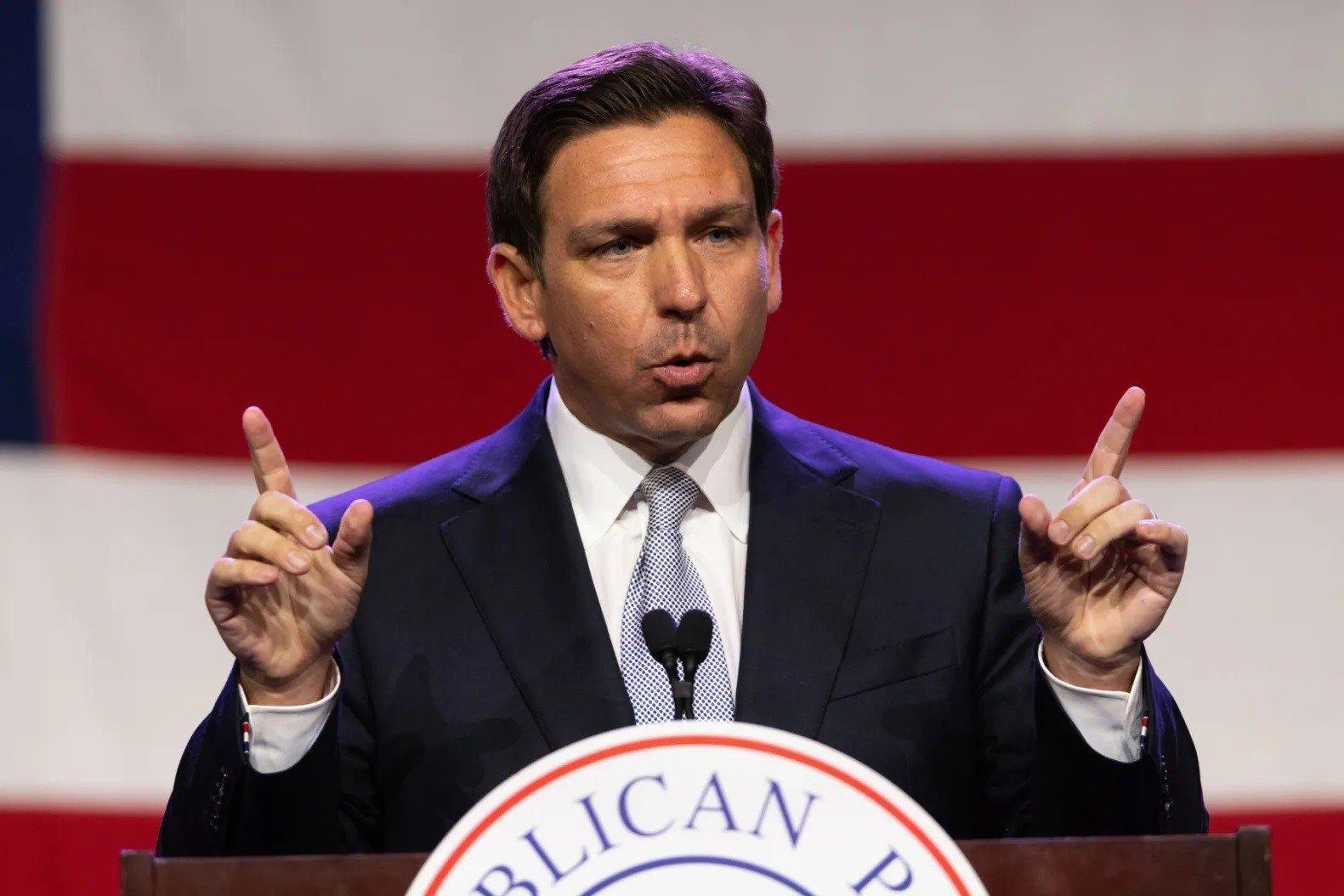 Ron DeSantis phát biểu tại sự kiện của đảng Cộng hòa ở Des Moines, bang Iowa hôm 28/7. Ảnh: Washington Post