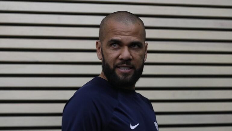 Dani Alves có thể bị phạt từ từ 10 đến 12 năm vì vụ tấn công tình dục. Ảnh: Diario Sport