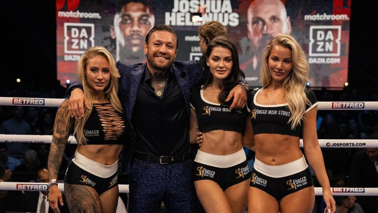 McGregor xuất hiện trên võ đài O2, trước trận quyền Anh hạng nặng giữa Joshua với Helenius. Ảnh: X / The Notorious MMA