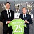 Kepa được Chủ tịch Real Florentino Perez giới thiệu tại phòng truyền thống của Real với chiếc áo số 25. Ảnh: realmadrid.com