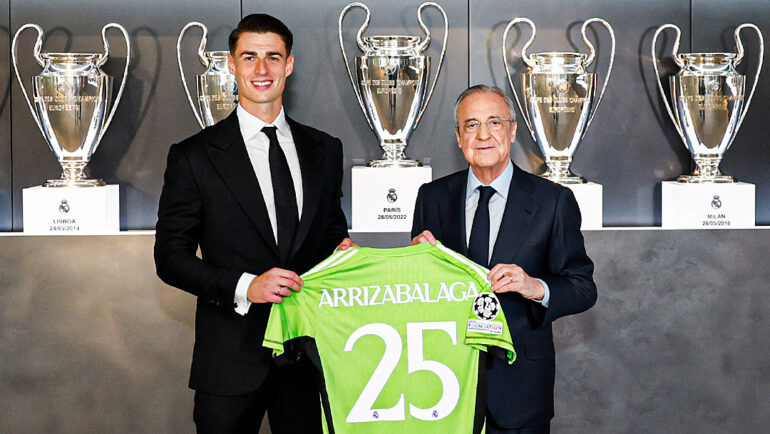 Kepa được Chủ tịch Real Florentino Perez giới thiệu tại phòng truyền thống của Real với chiếc áo số 25. Ảnh: realmadrid.com