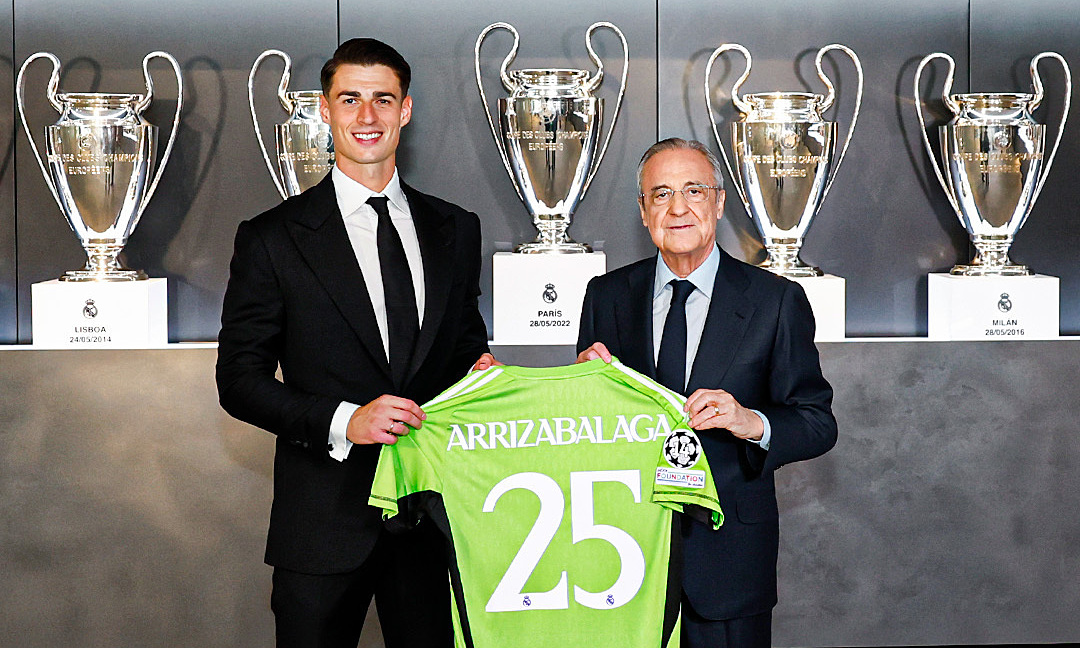 Kepa được Chủ tịch Real Florentino Perez giới thiệu tại phòng truyền thống của Real với chiếc áo số 25. Ảnh: realmadrid.com