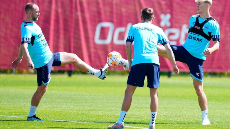 Eriksen (trái) tranh bóng với Rasmus Hojlund (phải) trong buổi tập ở tuyển Đan Mạch hồi tháng 6. Ảnh: AFP