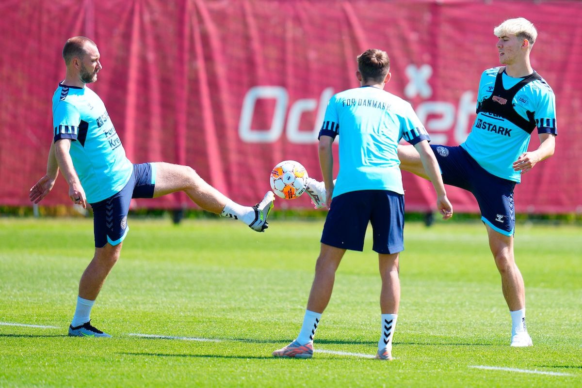 Eriksen (trái) tranh bóng với Rasmus Hojlund (phải) trong buổi tập ở tuyển Đan Mạch hồi tháng 6. Ảnh: AFP