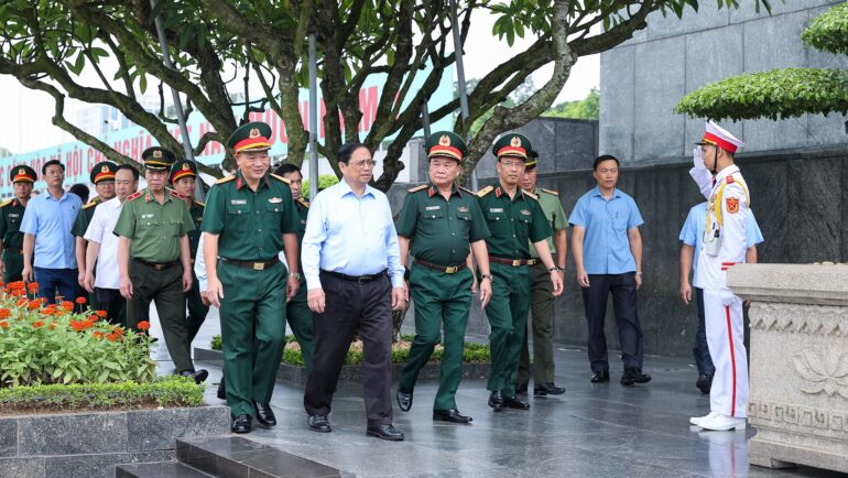 Thủ tướng Phạm Minh Chính kiểm tra công tác tu bổ định kỳ lăng Chủ tịch Hồ Chí Minh, sáng 15/8. Ảnh: Nhật Bắc