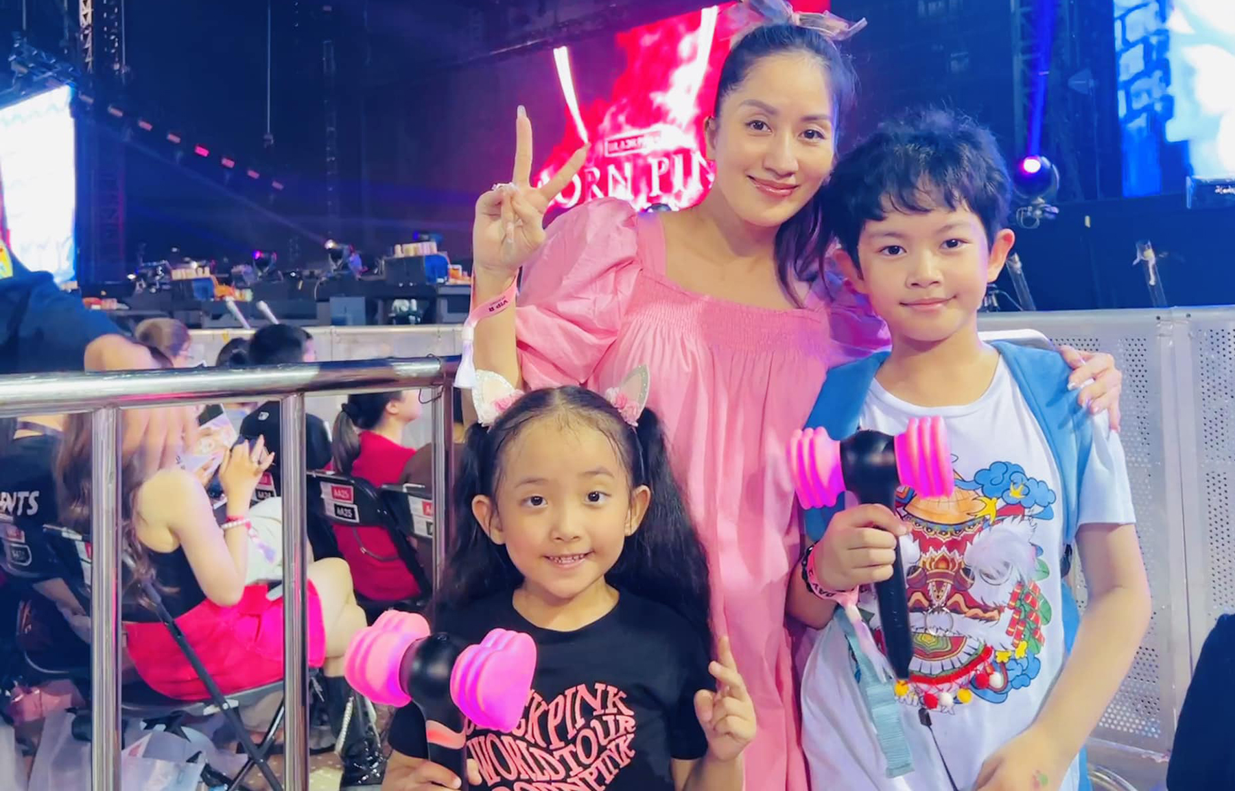 Khánh Thi không ngại cơ thể nặng nề khi đang mang thai ở tháng thứ bảy của thai kỳ đưa Ku Bi và Anna đi xem nhạc. Cô được diễn viên Tùng Yuki  - phụ trách an ninh cho concert - giúp đỡ vào vào khu vực VIP để ổn định chỗ ngồi. Nghệ sĩ đưa các con từ TP HCM ra Hà Nội hôm 29/8 để nghỉ ngơi, lấy tinh thần cổ vũ Blackpink.