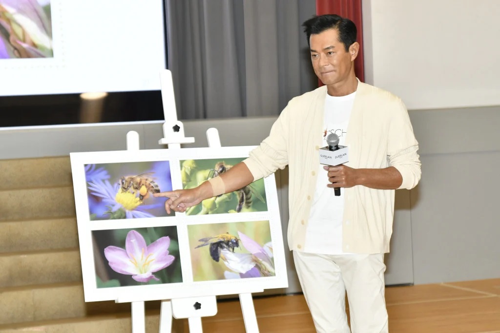 Thiên Lạc giảng giải cho học sinh về côn trùng tại trường tiểu học. Ảnh: Sinchew