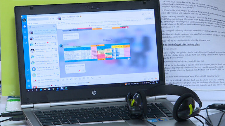Công an quận Tân Bình bắt quả tang nhóm người lừa tư vấn, nhận hình ảnh của chủ thẻ tín dụng, tháng 12/2022. Ảnh: Nhật Vy