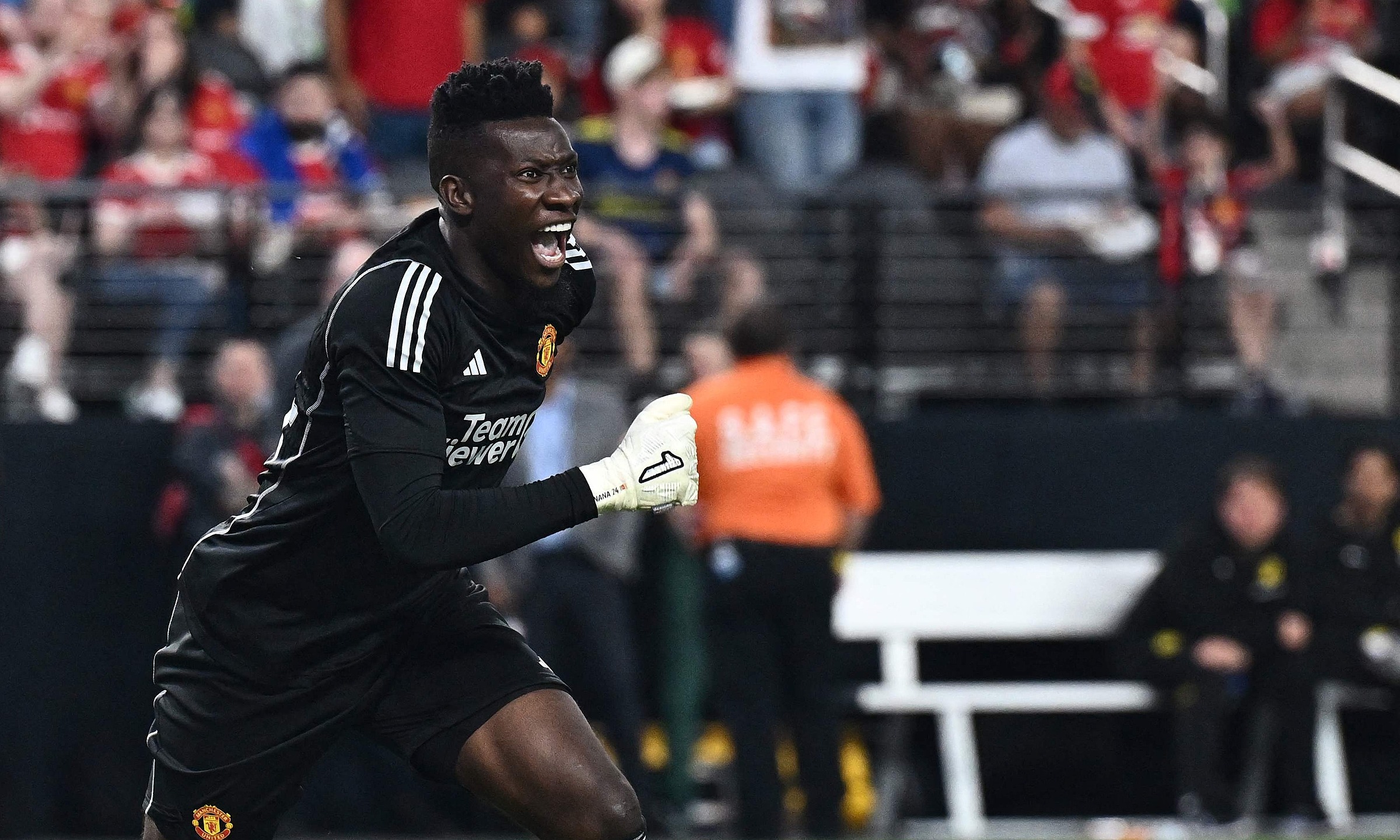 Onana trong lúc lao lên quát tháo Maguire. Ảnh: AFP