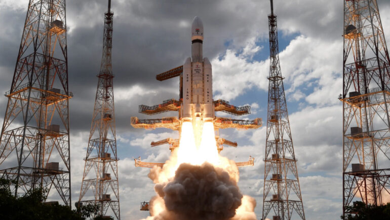 Nhiệm vụ Chandrayaan-3 của Ấn Độ phóng hôm 14/7 và đặt mục tiêu đáp xuống gần cực nam Mặt Trăng ngày 23/8. Ảnh: ISRO/EPA