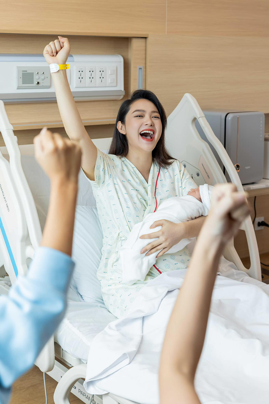 Minh Hằng hạnh phúc ôm con trai đầu lòng. Ảnh: Nhân vật cung cấp