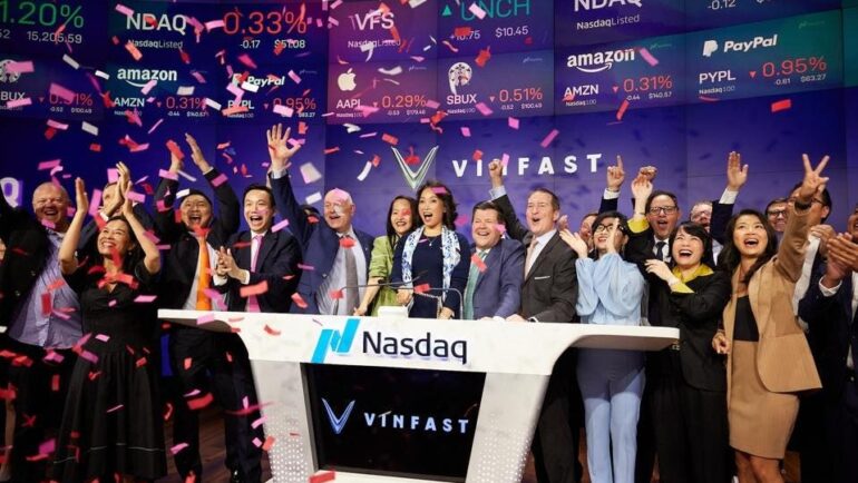 Các đại diện của VinFast và Nasdaq trong lễ rung chuông hôm 15/8. Ảnh: VinFast