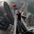 Remi Lucidi chụp selfie trên nóc tòa nhà cao 425 mét ở Dubai, Các Tiểu vương quốc Arab Thống nhất hồi tháng 6. Ảnh: Instagram/remnigma