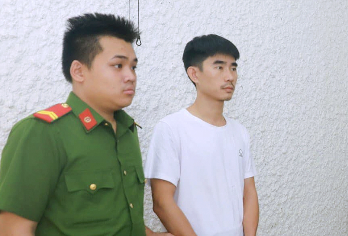 Nghi can Hiệu (góc phải) tại cơ quan điều tra. Ảnh: Công an cung cấp