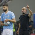 Guardiola (phải) đứng bên cạnh tân binh Gvardiol trong trận Siêu cup châu Âu tại sân Georgios Karaiskakis hôm 16/8. Ảnh: EFE