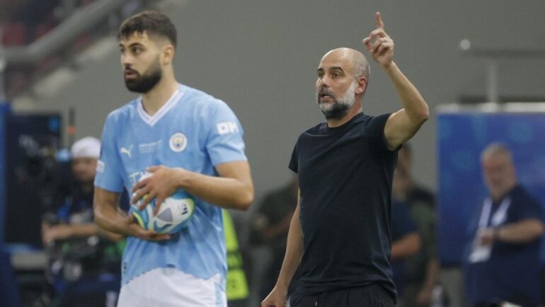 Guardiola (phải) đứng bên cạnh tân binh Gvardiol trong trận Siêu cup châu Âu tại sân Georgios Karaiskakis hôm 16/8. Ảnh: EFE