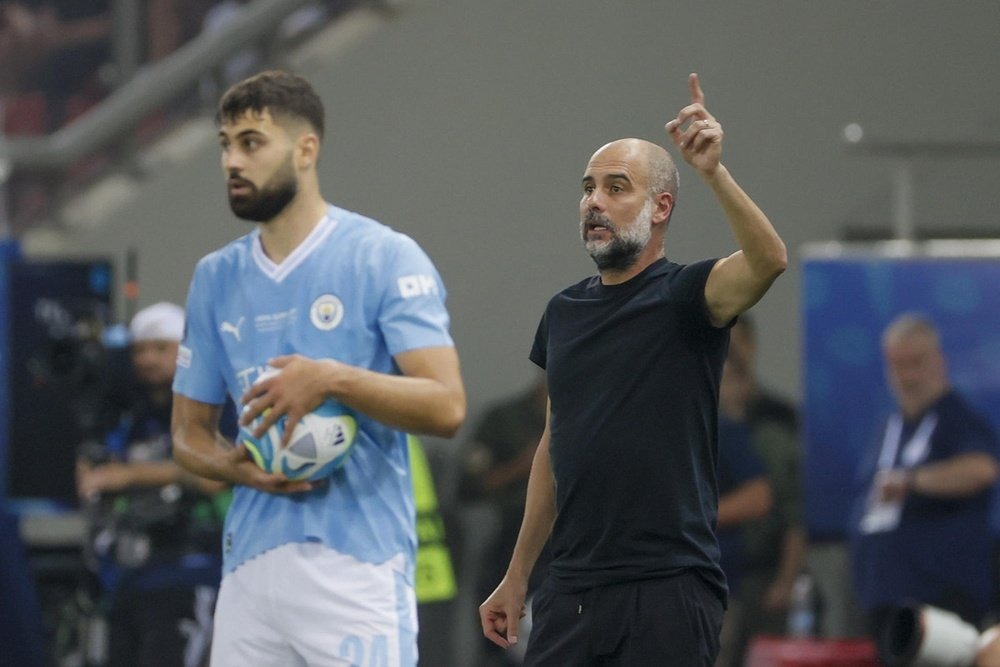 Guardiola (phải) đứng bên cạnh tân binh Gvardiol trong trận Siêu cup châu Âu tại sân Georgios Karaiskakis hôm 16/8. Ảnh: EFE