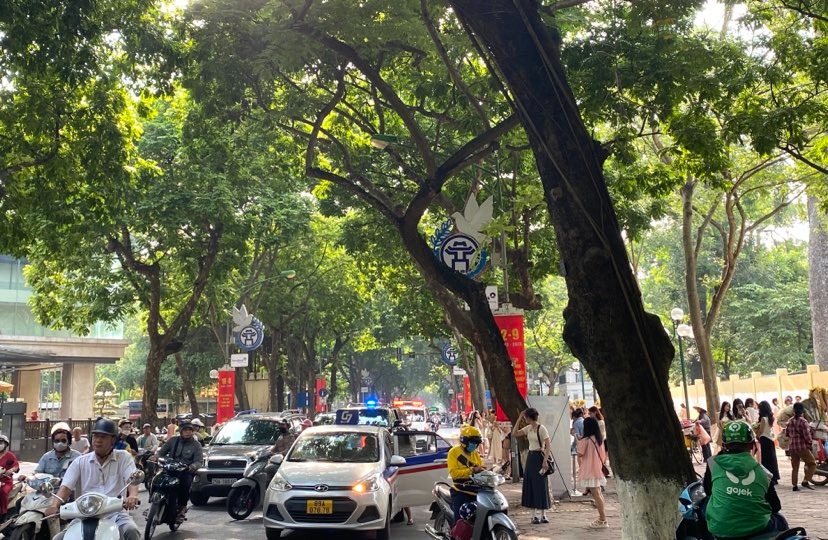 Phương tiện lưu thông chậm, nhiều lúc ùn ứ, tắc nghẽn vì người chụp ảnh tràn xuống lòng đường, sáng 23/8. Ảnh: Quỳnh Nguyễn