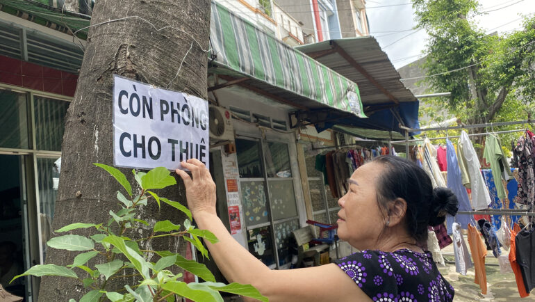 Bà Đỗ Thị Mỳ đóng biển còn phòng trước nhà trọ của mình tại phường Tân Tạo A, quận Bình Tân, trưa 28/7. Ảnh: Ngọc Ngân