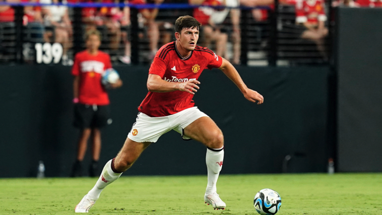 Maguire muốn ở lại Man Utd để tranh suất thi đấu thay vì gia nhập West Ham. Ảnh: Reuters