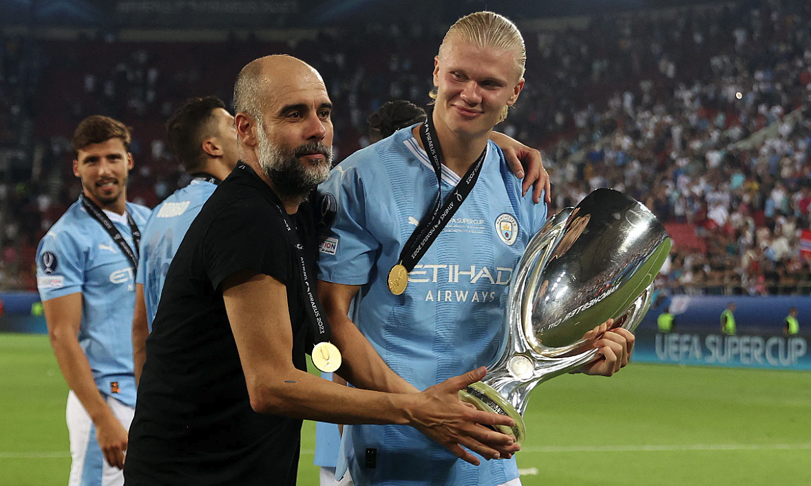 Guardiola và Haaland chia vui sau khi đoạt Siêu Cup châu Âu. Ảnh: Reuters