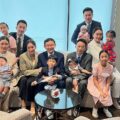 Ông Thaksin (giữa) cùng các con cháu tại phòng chờ sân bay sau khi ông về nước ngày 22/8. Ảnh: Instagram/Paetongtarn Shinawatra