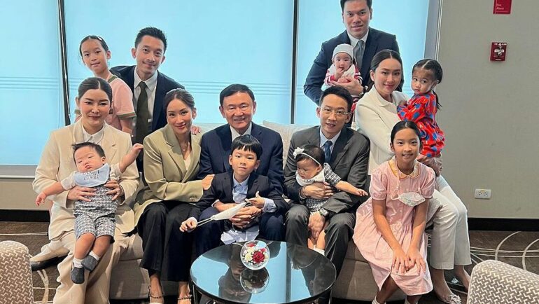 Ông Thaksin (giữa) cùng các con cháu tại phòng chờ sân bay sau khi ông về nước ngày 22/8. Ảnh: Instagram/Paetongtarn Shinawatra