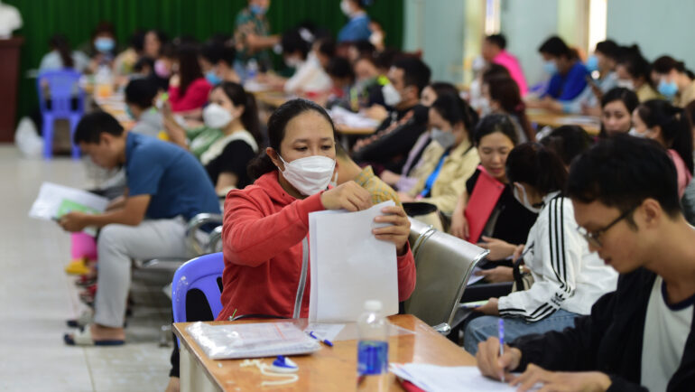 Người dân làm thủ tục hỗ trợ thất nghiệp tại Trung tâm dịch vụ việc làm TP HCM, sáng 26/7. Ảnh: Thanh Tùng