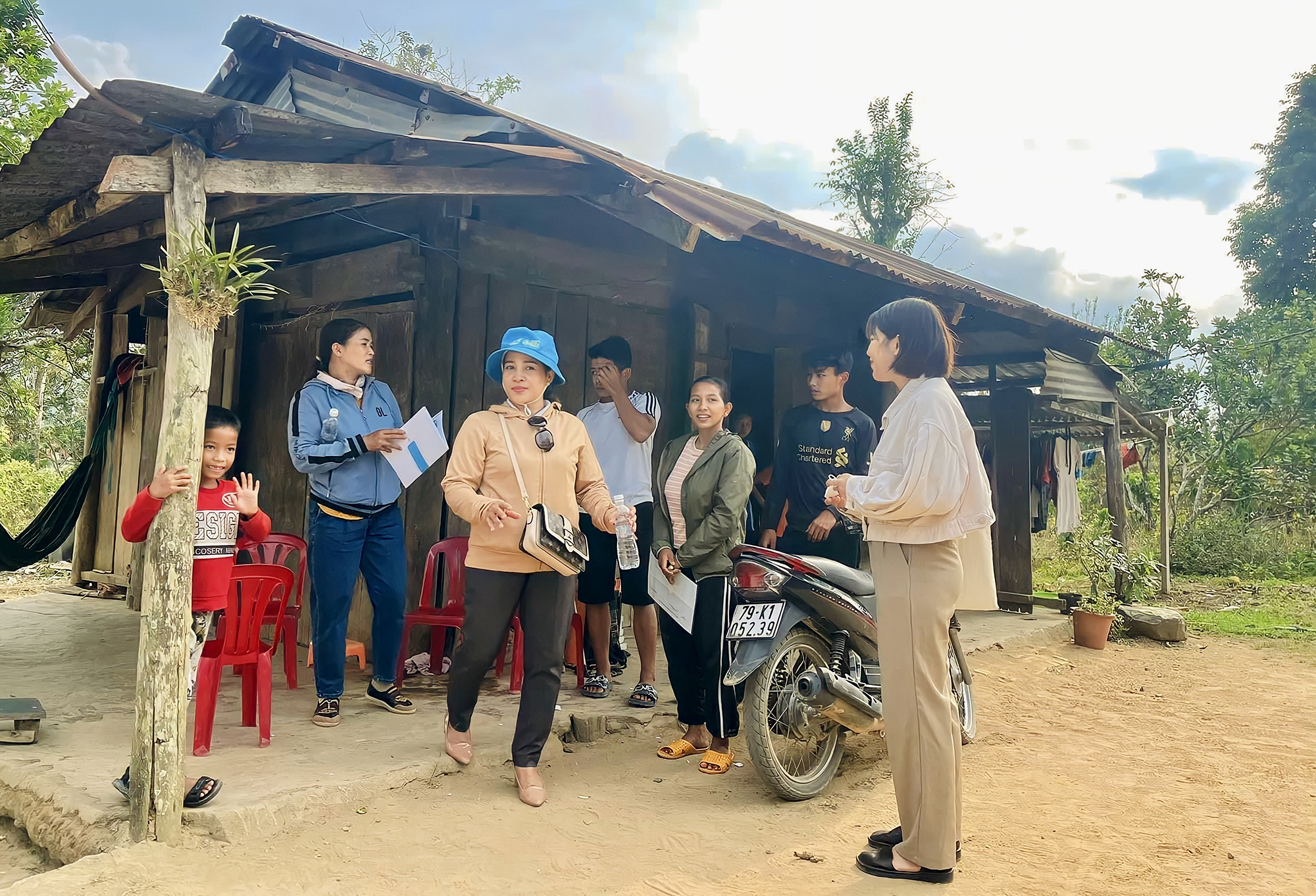 Mấu Quốc Sa vẫy tay chào và hẹn sớm gặp lại các thầy cô của trường Hy Vọng, trong chuyến thăm nhà Sa ở thôn CôLắk, xã Sơn Bình, huyện Khánh Sơn, tỉnh Khánh hòa đầu tháng 4/2023. Ảnh: Minh Châu