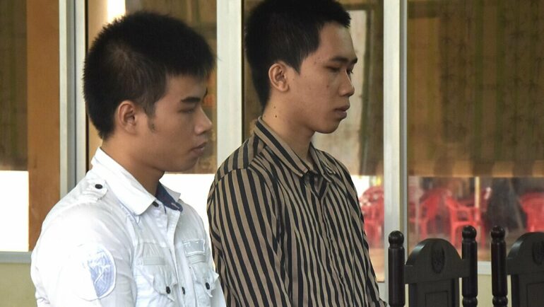 An Minh Đạt (áo sọc) và Sang tại tòa hôm nay. Ảnh: An Minh