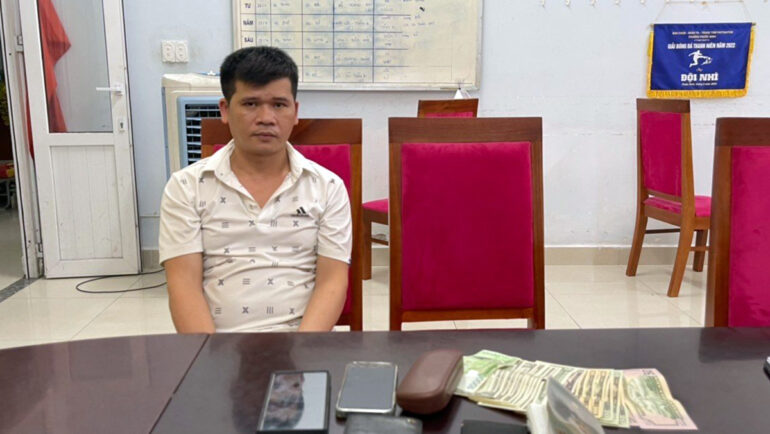 Nghi phạm Trần Ngọc Tuấn cùng tang vật. Ảnh: Tú Anh