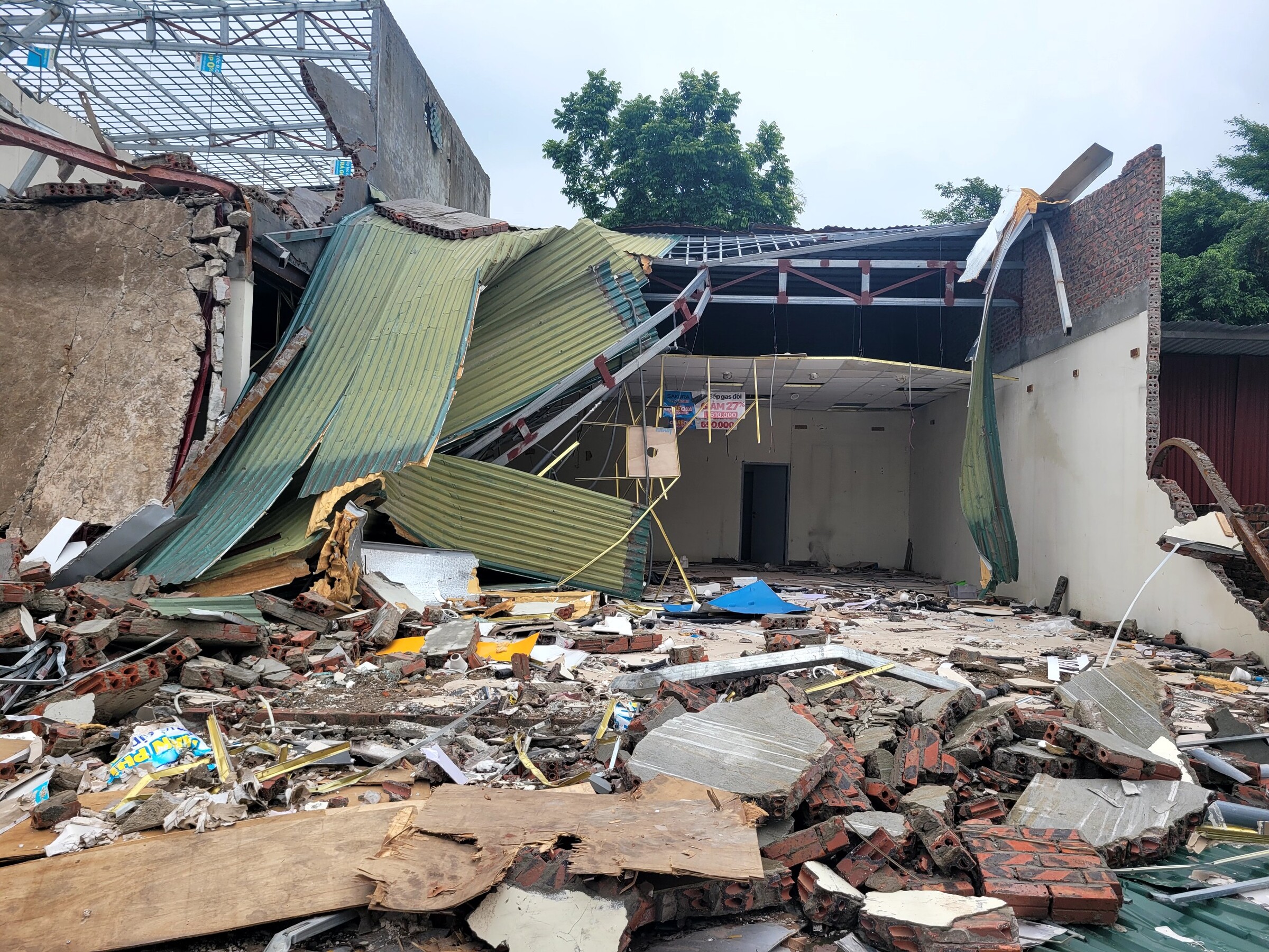 Ngôi nhà cấp 4 của bà Trang bị sập mái, đổ một phần tường. Ảnh Lê Tân