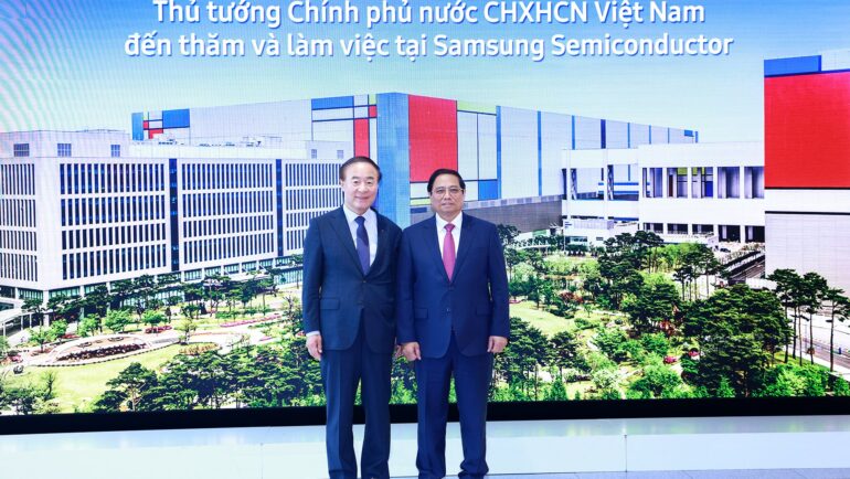 Phó chủ tịch kiêm Giám đốc điều hành Samsung Young Hyun Jun đón Thủ tướng Phạm Minh Chính. Ảnh: Dương Giang