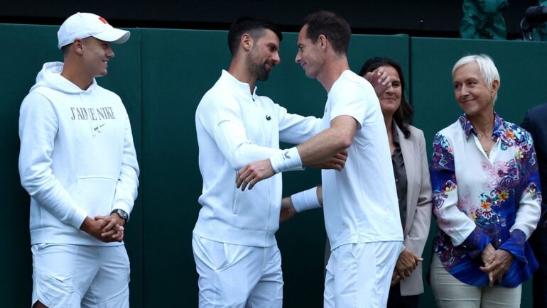 Djokovic (thứ hai từ trái sang) ôm Murray trong buổi lễ tri ân tay vợt Vương quốc Anh. Ảnh: Reuters