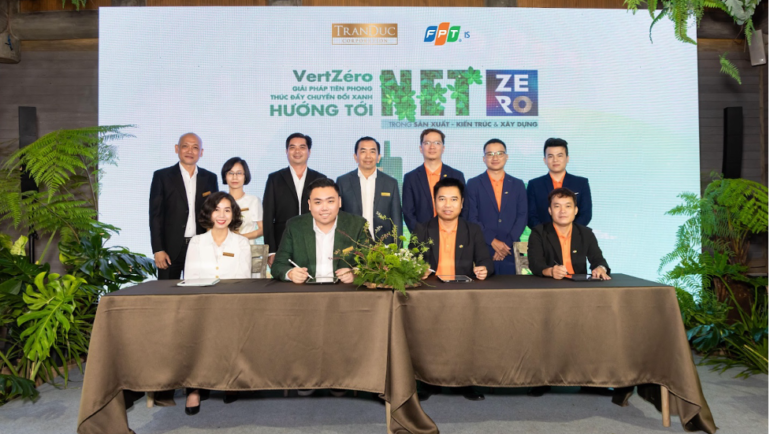 Đại diện Tập đoàn Trần Đức và FPT IS tại lễ ký kết. Ảnh: FPT