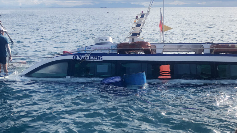 Ca nô bị chìm trên biển sau tai nạn. Ảnh: Đại Hiệp
