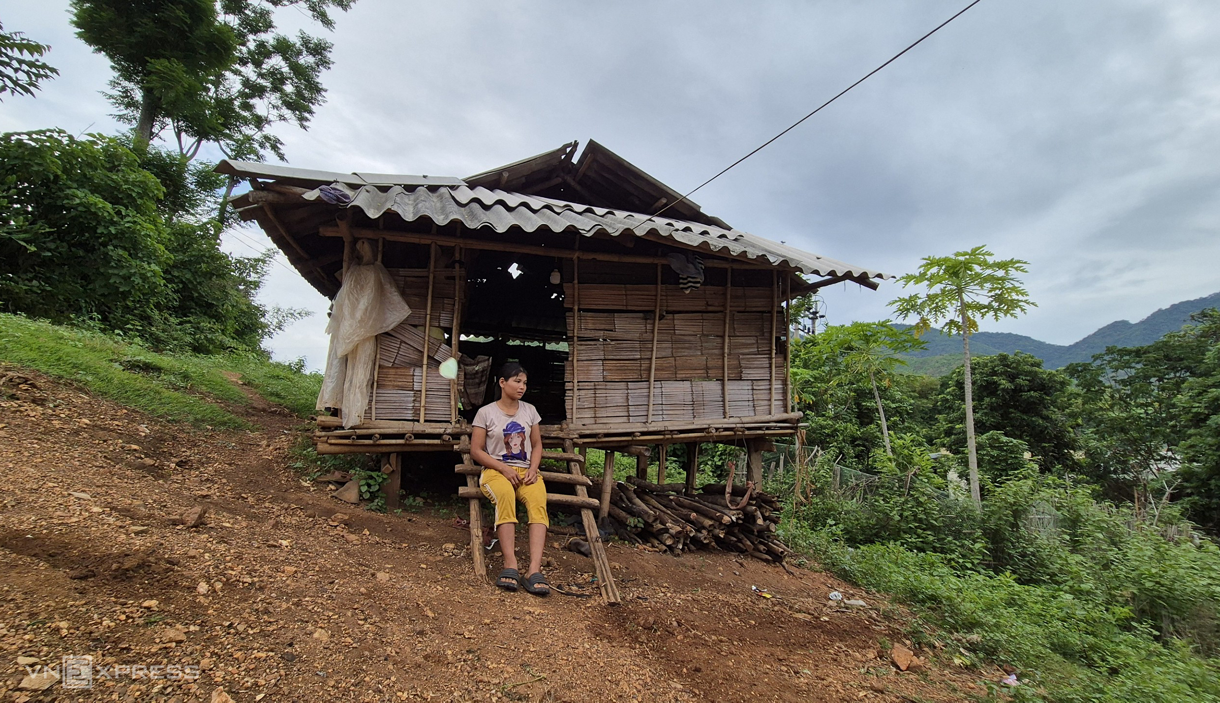 Căn nhà như túp lều của vợ chồng chị Ép. Ảnh:Lê Hoàng