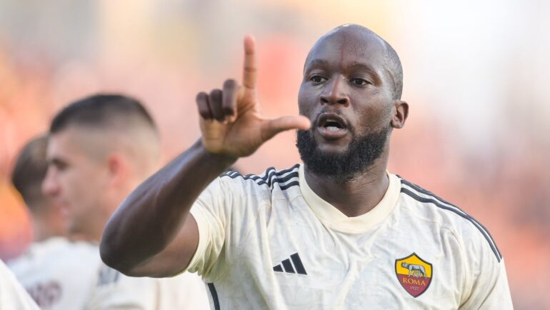 Lukaku mừng bàn trong trận Roma thắng Cagliari 4-1 tối 8/10. Ảnh: asroma.it