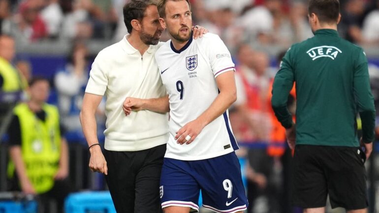 Southgate trao đổi với Harry Kane trong trận Anh hòa Đan Mạch ở vòng bảng Euro 2024. Ảnh: PA