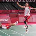 Greysia Polii (phải) và Apriyani Rahayu mừng sau khi thắng Chen Qingchen và Jia Yifan trong trận chung kết đôi nữ Olympic Tokyo 2020. Photo: AP