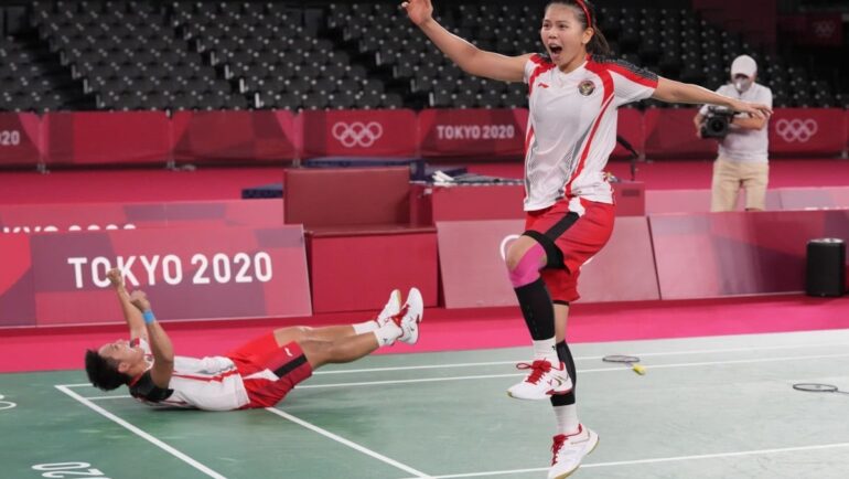 Greysia Polii (phải) và Apriyani Rahayu mừng sau khi thắng Chen Qingchen và Jia Yifan trong trận chung kết đôi nữ Olympic Tokyo 2020. Photo: AP