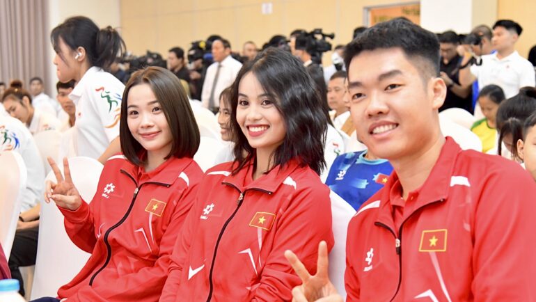 VĐV cầu lông Nguyễn Thuỳ Linh, VĐV bắn cung Đỗ Thị Ánh Nguyệt và VĐV cầu lông Lê Đức Phát (từ trái sang) ở lễ xuất quân dự Olympic 2024 của Đoàn thể thao Việt Nam, vào ngày 17/7. Ảnh: Cục TDTT