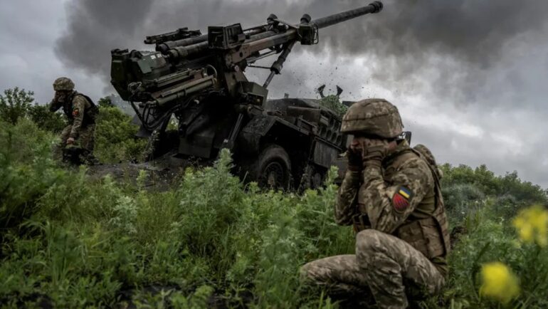 Binh sĩ Ukraine khai hỏa về phía vị trí của lực lượng Nga ở vùng Donetsk, miền đông đất nước. Ảnh: Reuters